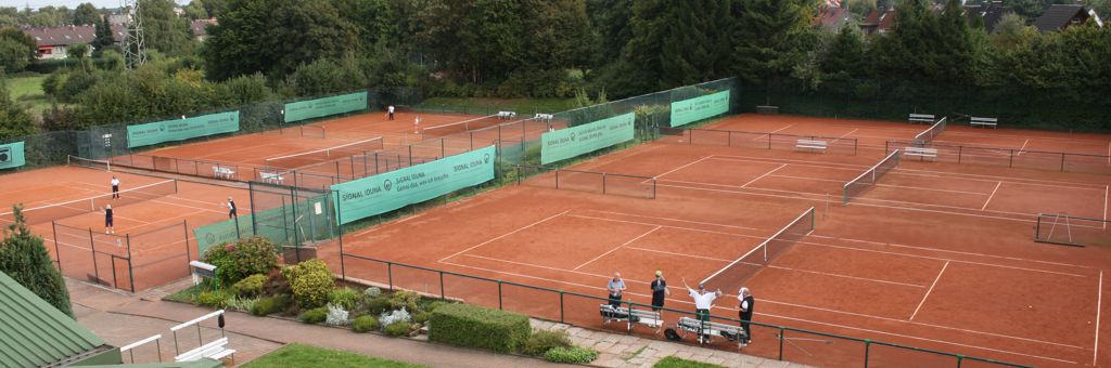 TC-G - Blick von der Halle auf die Plätze